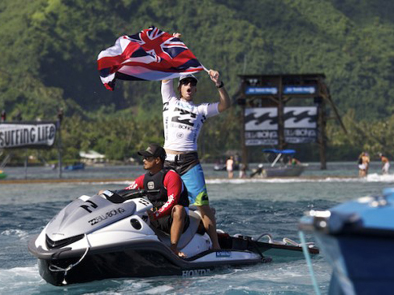 Andy Irons Гордо машет флагом Гавайских островов. Теперь он на седьмом месте мирового рейтинга. Осталось еще немного….