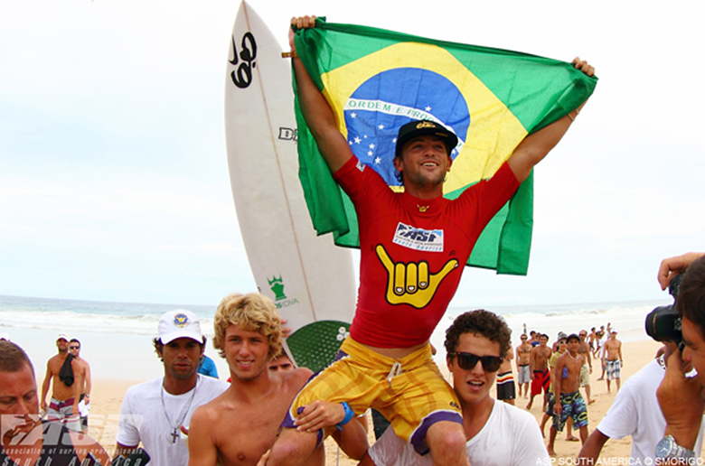 Бразильский серфер Муниз Альехо побеждает на ASP PRIME Hang Loose Pro