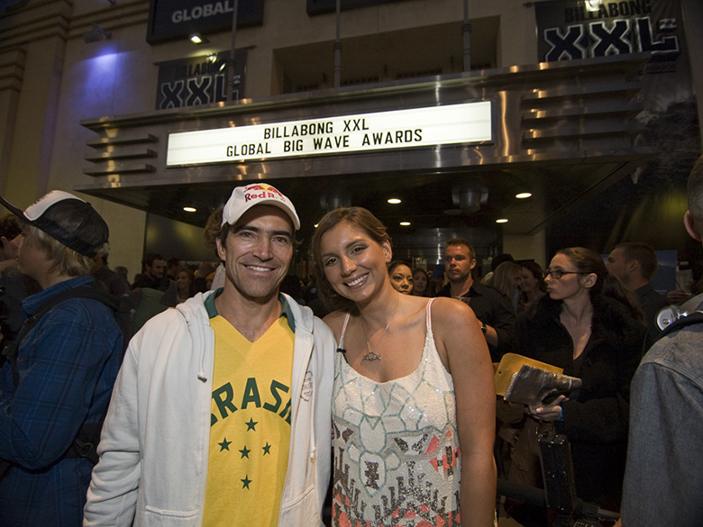 Карлос Бурле (Carlos Burle) и Майя Габейра (Maya Gabeira) были единственными представителями бразильской школы серфинга в Анахайме.