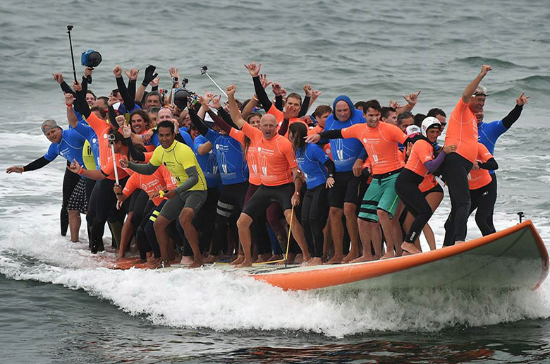 Американские серферы установили мировой рекорд: 66 человек на одной доске