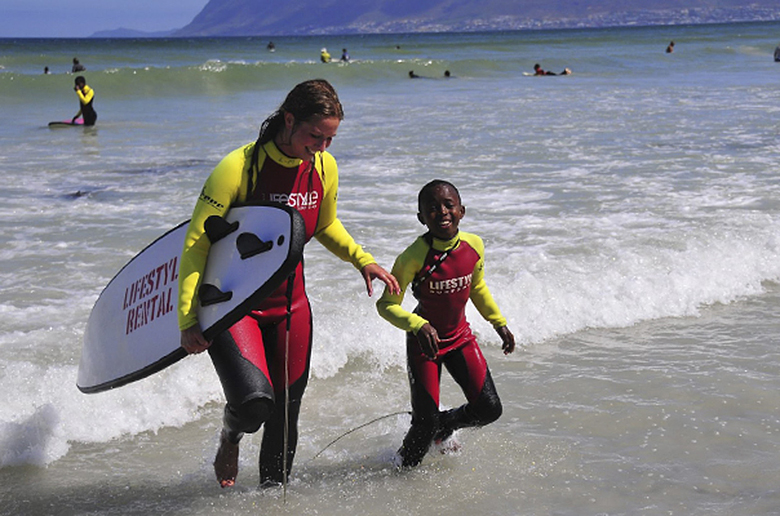 Волонтеры в Южной Африке привлекают детишек к серфингу